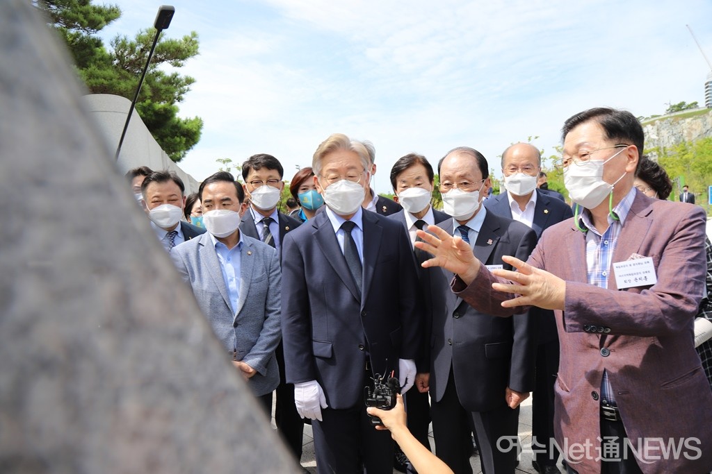 ▲ 이재명 경기지사가 이순신공원 항일독립운동기념탑 옆 기념 비 앞에서 여수지역 독립유공자 유족회 윤치홍 회장(보랏빛이 띤 자켓을 입은 분)으로 부터 설명을 듣고 있다 ⓒ오병종
