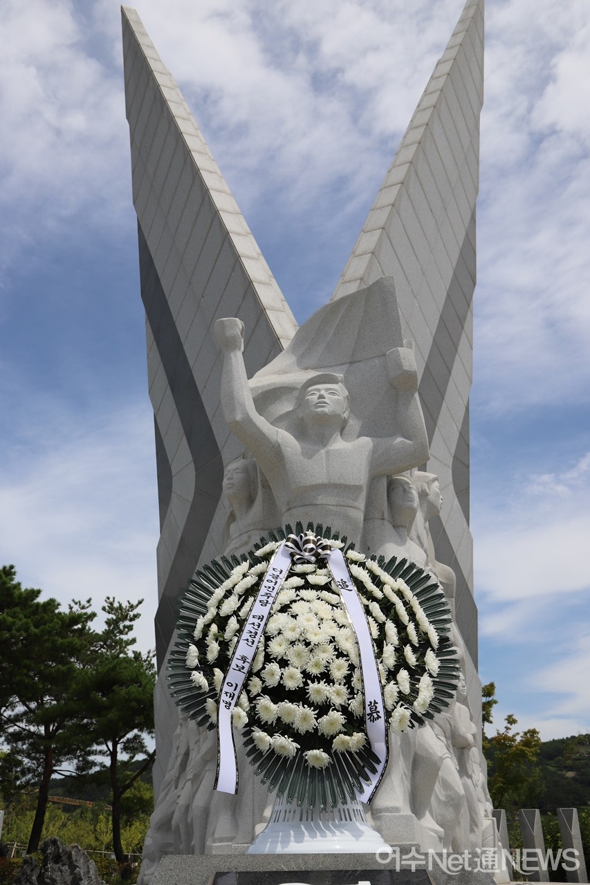이재명 경기지사가 이순신공원 항일독립운동기념탑 앞에 헌화를 했다. ⓒ오병종