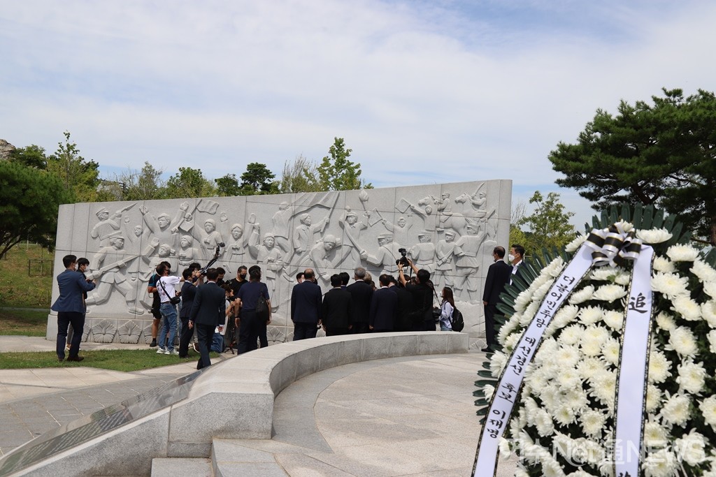 ▲ 광복절은 맞아 이재명 경기지사 일행이 15일 오전 전남 여수시 웅천동 이순신공원 항일독립운동기념탑을 방문했다.  ⓒ오병종
