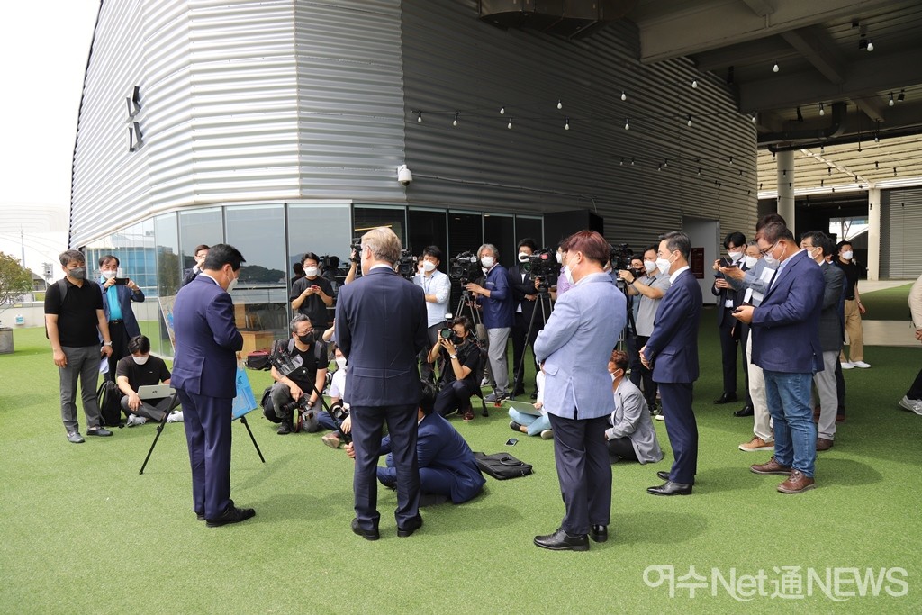 ▲ 이순신 공원에 이어 15일 오전 전남 여수시 덕충동 여수세계박람회장을 방문한 이재명 지사를 취재하는 취재진  모습 ⓒ오병종