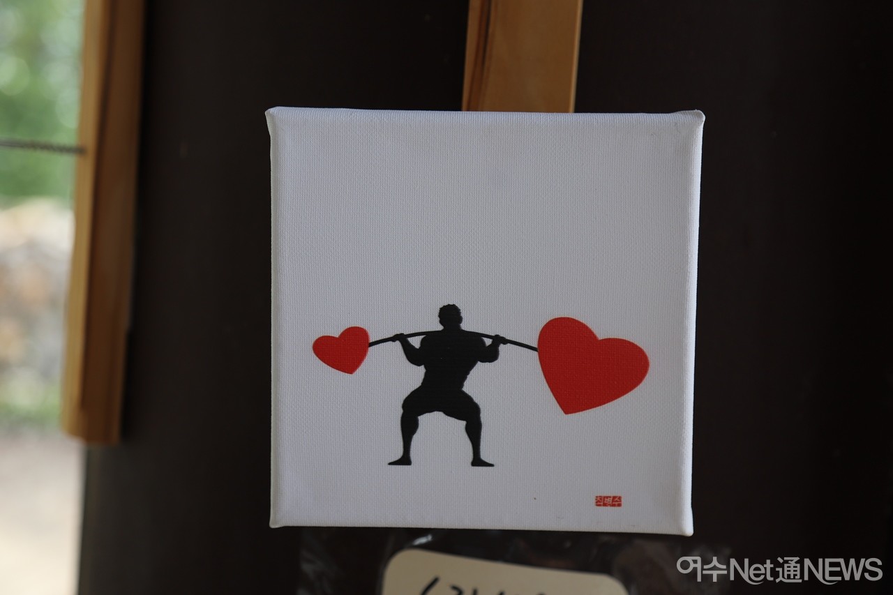 ▲ 카페안에 전시된 '사랑의 역도사' 소형 그림 액자  ⓒ오병종