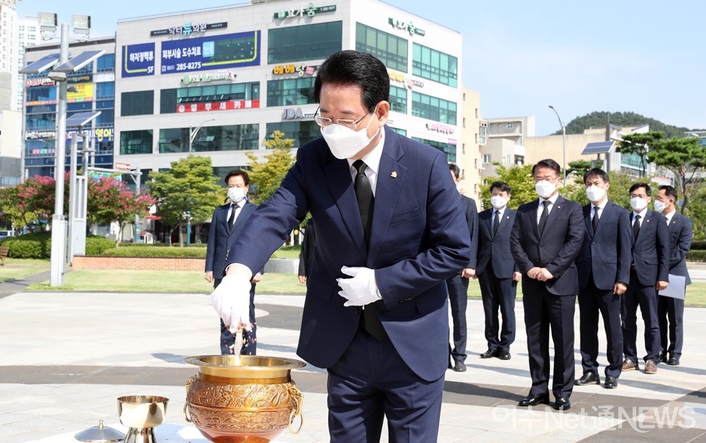 ▲ 18일 김대중 대통령 서거 12주기를 맞아 도청 실국장들과 함께 도지사가 남악 중앙공원에 있는 김대중 대통령 동상을 찾아 참배했다.  ⓒ전남도