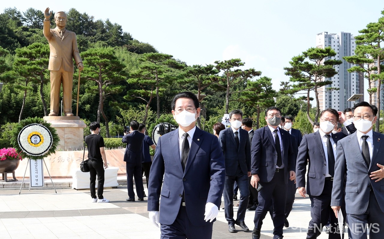 ▲12주기 맞은 김대중 대통령 동상 참배  ⓒ전남도