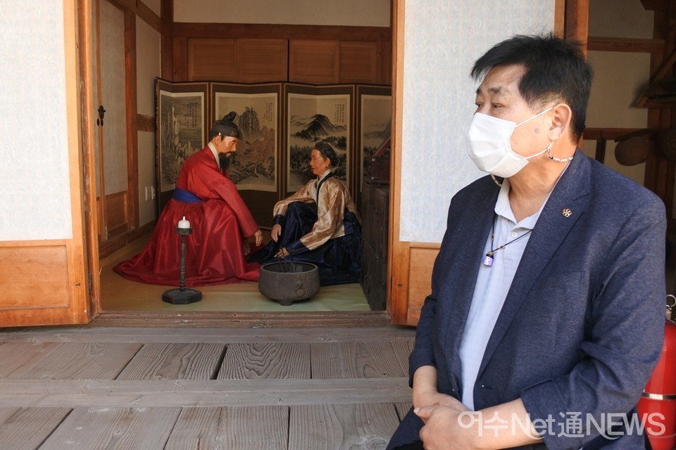 ▲ 자당기거지에는 이충무공과 아내 방씨의 모형도 전시되어 있다. 필자가 현장을 둘러보고 있다.  ⓒ여수시문화원