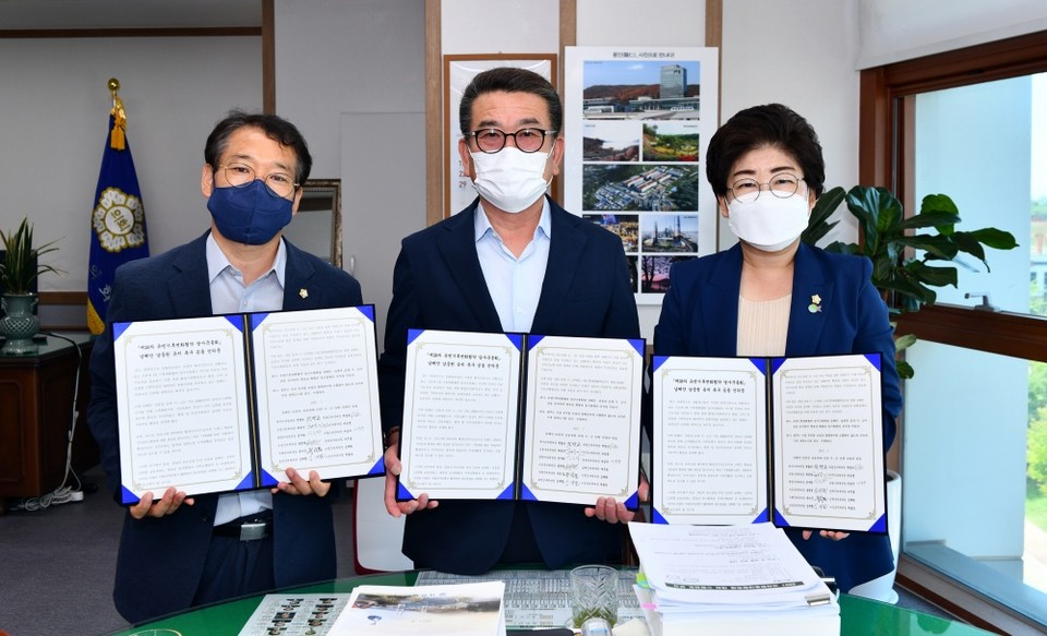 ▲백인숙 여수시의회 COP28특위위원장과 문갑태 위원이 공동건의문 서명을 받은 후 기념사진을 찍고 있다