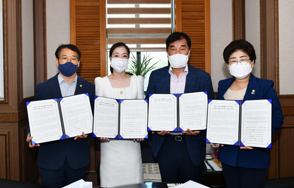 ▲백인숙 여수시의회 COP28특위위원장과 문갑태 위원이 공동건의문 서명을 받은 후 기념사진을 찍고 있다