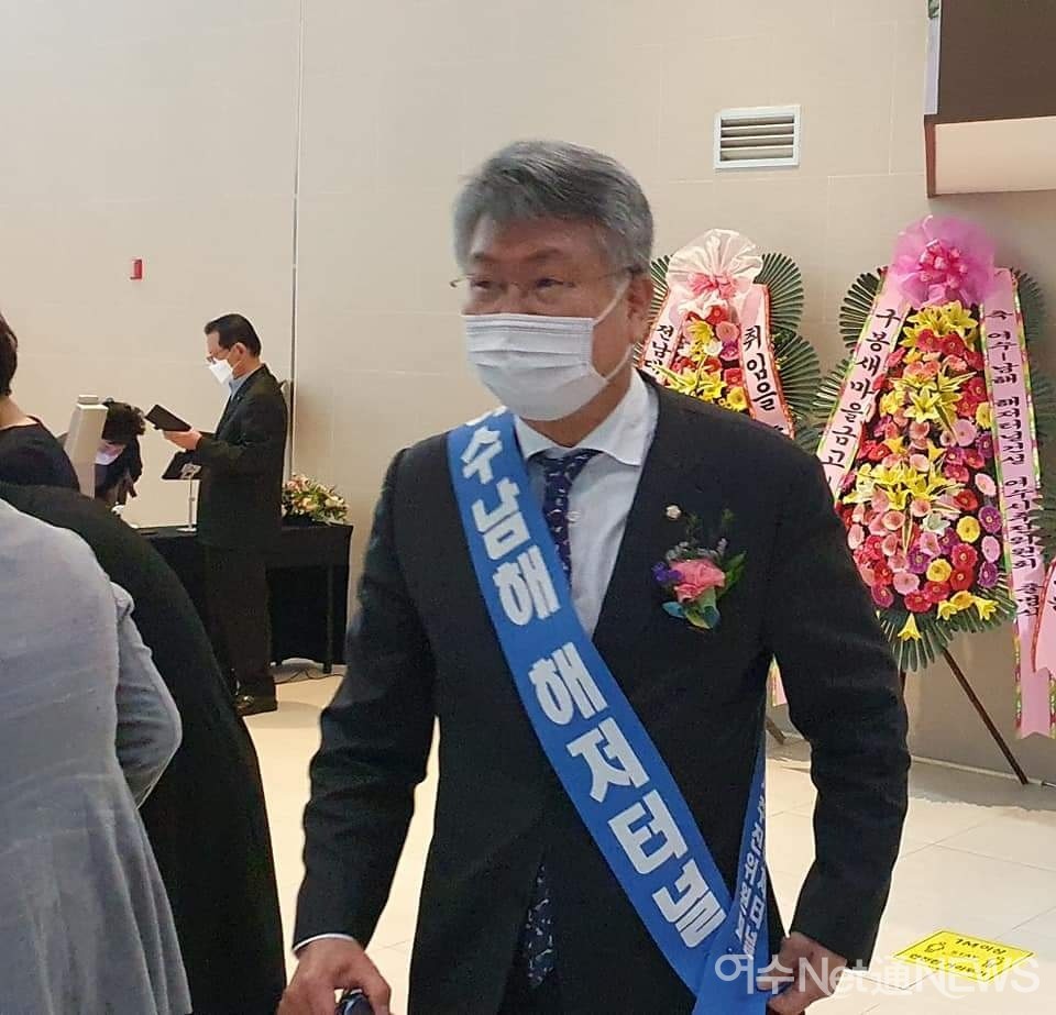 ▲ 자신의 지역구 숙원사업인 여수-남해 해저터널 띠 두른 김회재 의원 모습