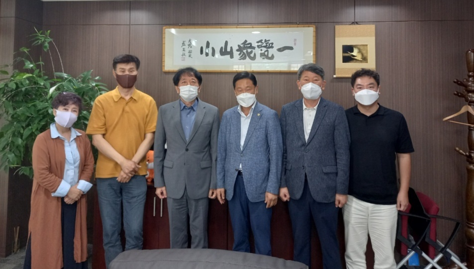 ▲업무협의 후 참여자들이 기념사진을 찍고 있다