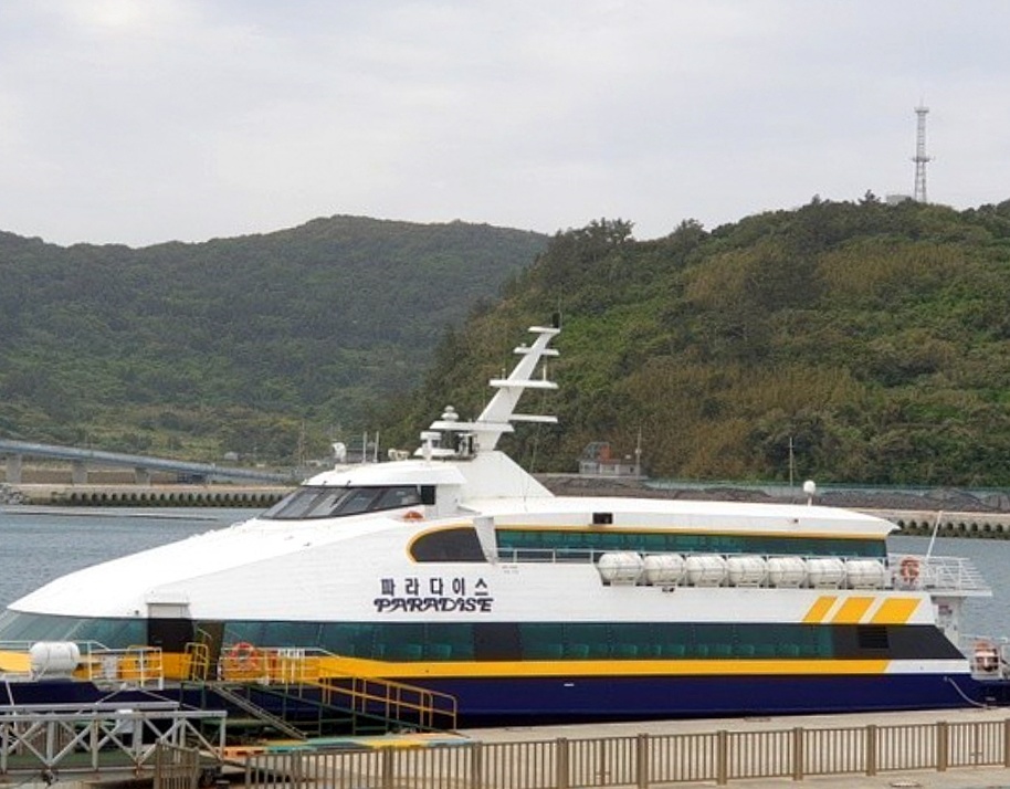 ▲여수~거문항로 운항 선박 파라다이스 호