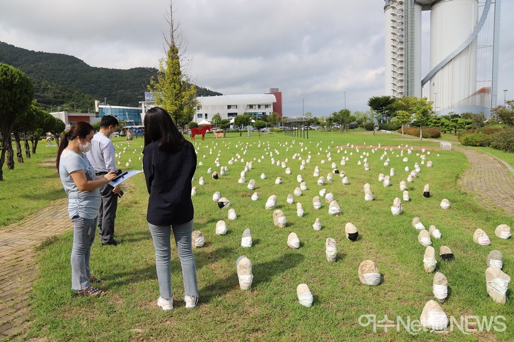 ▲ 스카이타워가 보이는 박람회장 정원 야외전시장을 관계자들이 점검하고 있다 ⓒ오병종