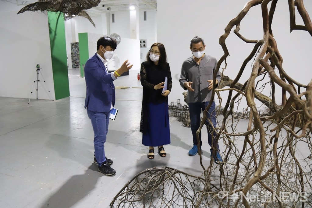 ▲지난 1일 전시예술감독 문리(오른쪽), 서봉희 추진위원장(가운데), 여수시문화예술과 고영준 과장이 현장에서 전시에 대해 의견을 나누고 있다. ⓒ오병종