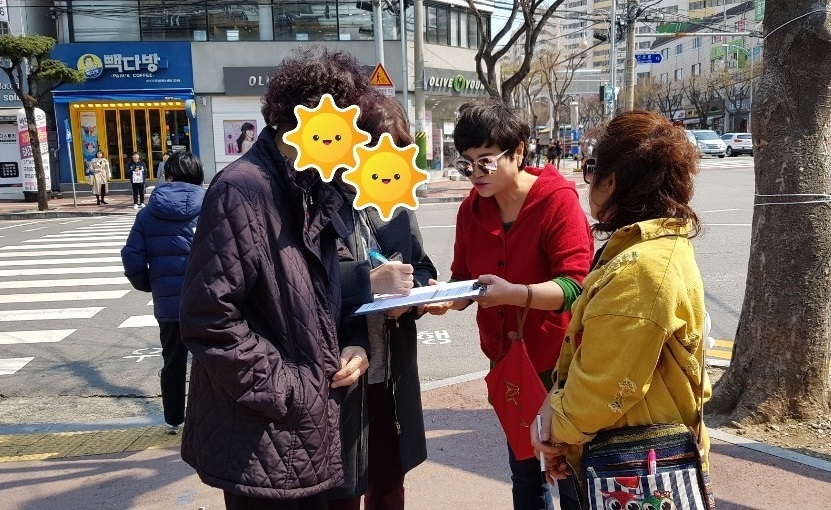 ▲지난 2019년 여수시민협 청소년100원버스 추진 서명운동 모습