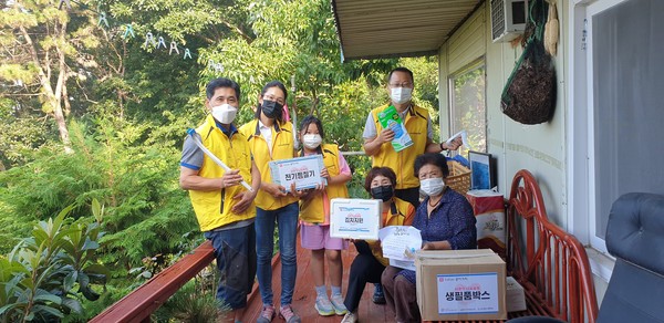 ▲ 추석을 맞이하여 홀로사는 어르신에게 물품 전달