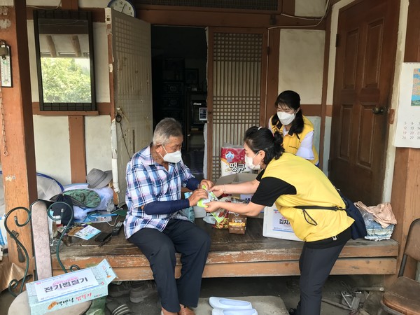 ▲ 물품 사용방법을 설명해주는 봉사자