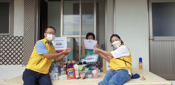 ▲ 추석을 맞이하여 홀로사는 어르신에게 물품 전달