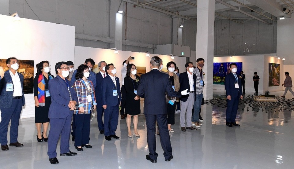 ▲2021 여수국제미술제 개막 행사에서 권오봉 여수시장을 비롯한 참석자들이 작품을 감상하며 문리 예술감독의 설명을 듣고 있다