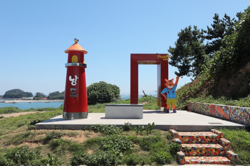 ▲낭도 포토존. 낭도대교는 백리섬섬길 해상교량 중 하나다. 