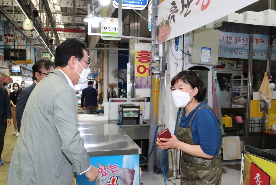 ▲김 지사가 지난달 목포 전통 자유시장을 방문해 코로나19 대응 방역사항을 점검하고 상인들을 격려하고 있다