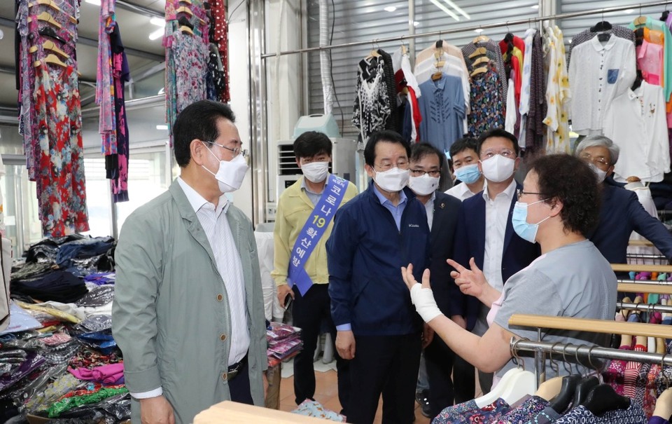 ▲김 지사가 지난달 목포 전통 자유시장을 방문해 코로나19 대응 방역사항을 점검하고 상인들을 격려하고 있다
