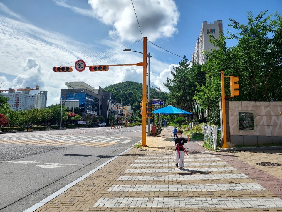 ▲어린이보호구역에 설치된 노란신호등