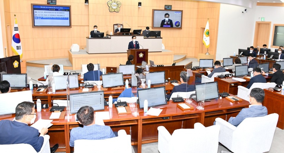 ▲이상우 시의원이 ‘경도 생활형숙박시설 관련 국정감사 및 감사원 감사 실시 촉구 결의안’을 발의하고 있다