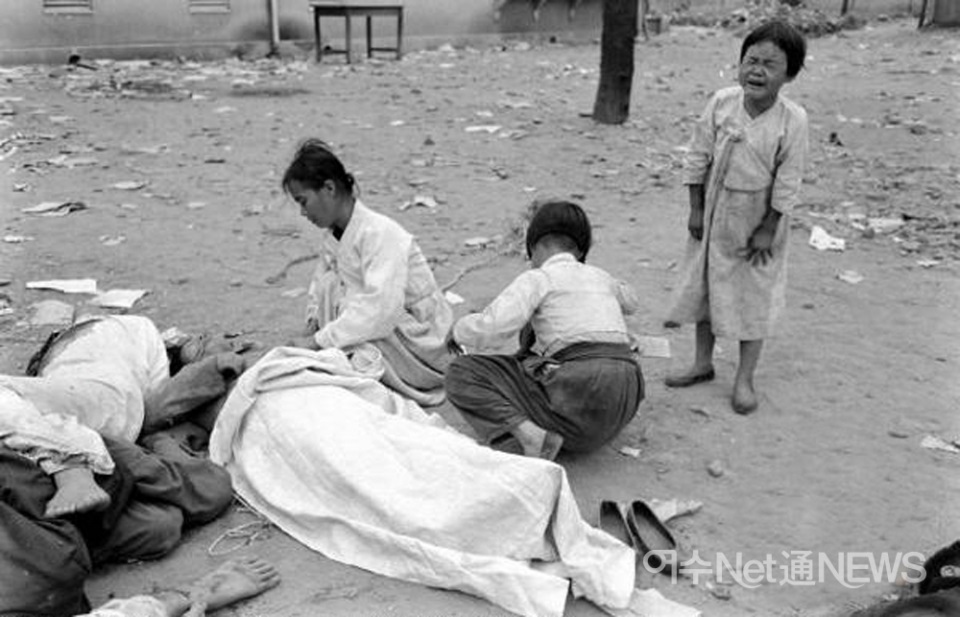 ▲여순항쟁 당시 순천경찰서에서 희생자 유족들이 가족을 찾아 시신을 수습하는 모습. 자료 주철희 제공