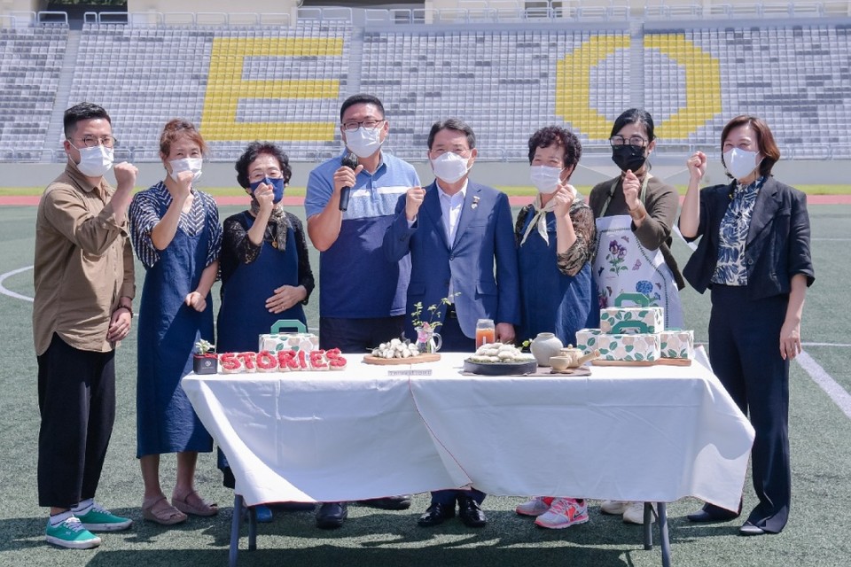 ▲ 온라인 비대면 도시장터 ‘투리픽’ 녹화현장에서 사회적경제기업 대표들과 권 시장이 기념사진을 찍고 있다