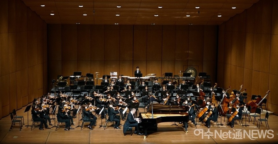 ▲지난 1일 예울마루서 정명훈이 지휘하는 KBS교향악단과 개릭 올슨의 피아노 협연이 펼쳐지고 있다. ⓒ심선오