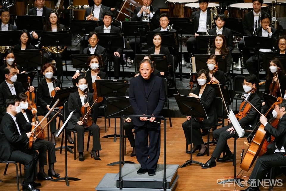 ▲연주 후 지휘자 정명훈이 관객에게 인사를 하고 있다. ⓒ심선오