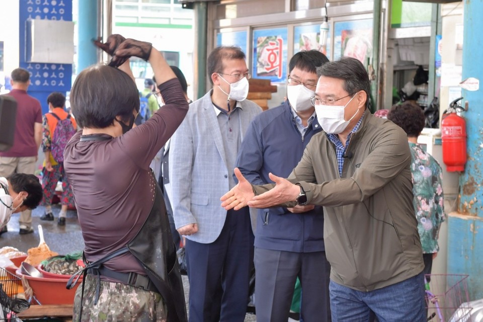 ▲전통시장 찾은 권오봉 여수시장