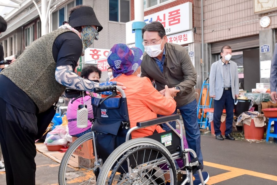 ▲교동시장 찾은 권오봉 여수시장
