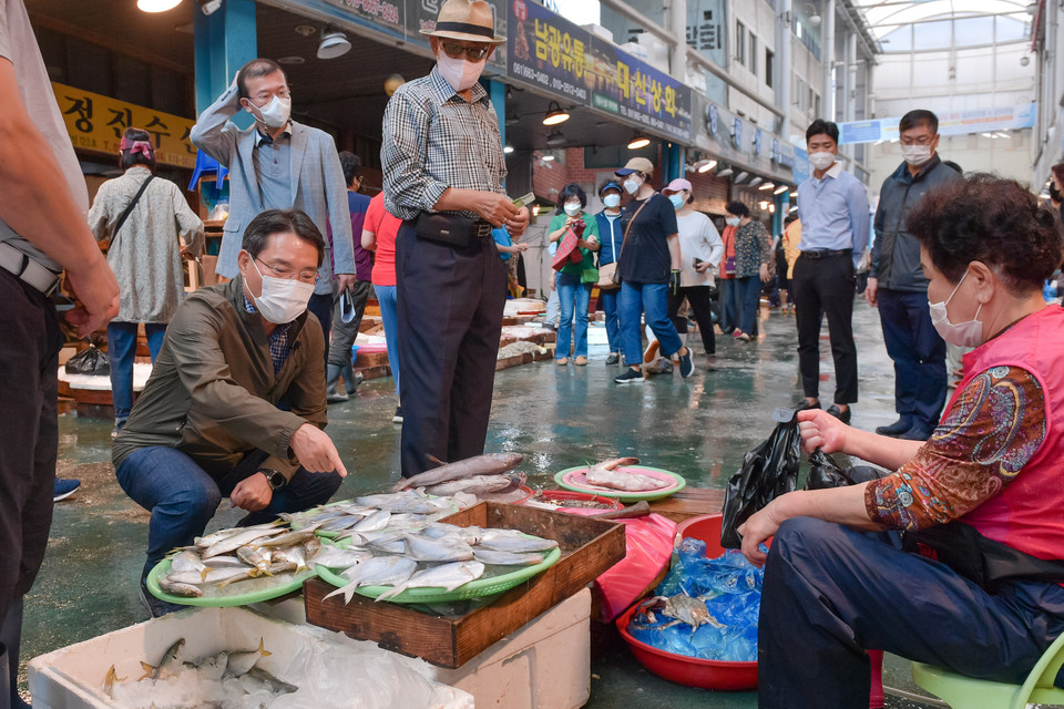 ▲중앙선어시장 찾은 권오봉 여수시장