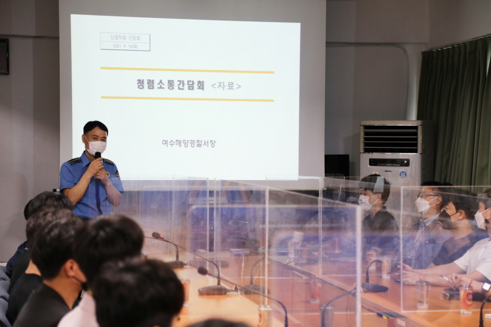▲간담회에서 하만식 서장이 신임경찰관에게 당부의 말을 전하고 있다