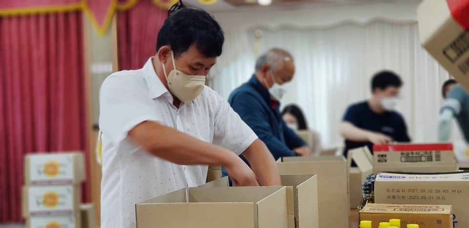 ▲ 스타테크 박원균 회장이 직접 선물세트를 포장하고 있다