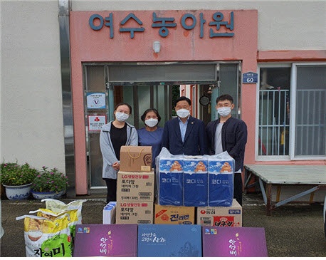 ▲강문성 도의원이 여수농아원에 생필품을 전달했다