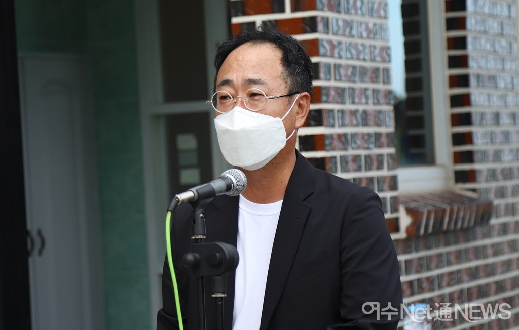 ▲ 15일 여수 율촌면 도성마을에 문화예술공간 입주식에서 인사말을 하고 있는 박성태 대표작가 ⓒ오병종