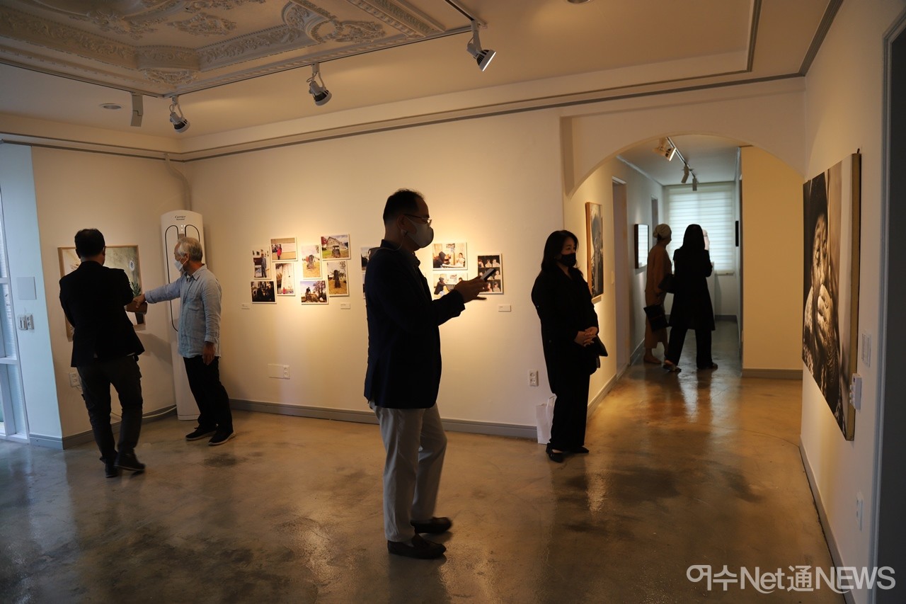 ▲입주식 참석자들이  갤러리를 둘러보고 있다.   ⓒ오병종