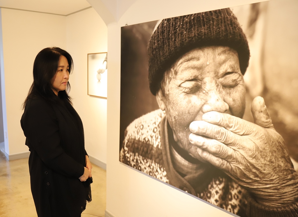 ▲ 광주광역시 상무소각장 문화재생 총괄기획자 김규랑 감독이 감명깊게 다가왔다고 한 저시 작품을 감상하고 있다.ⓒ오병종