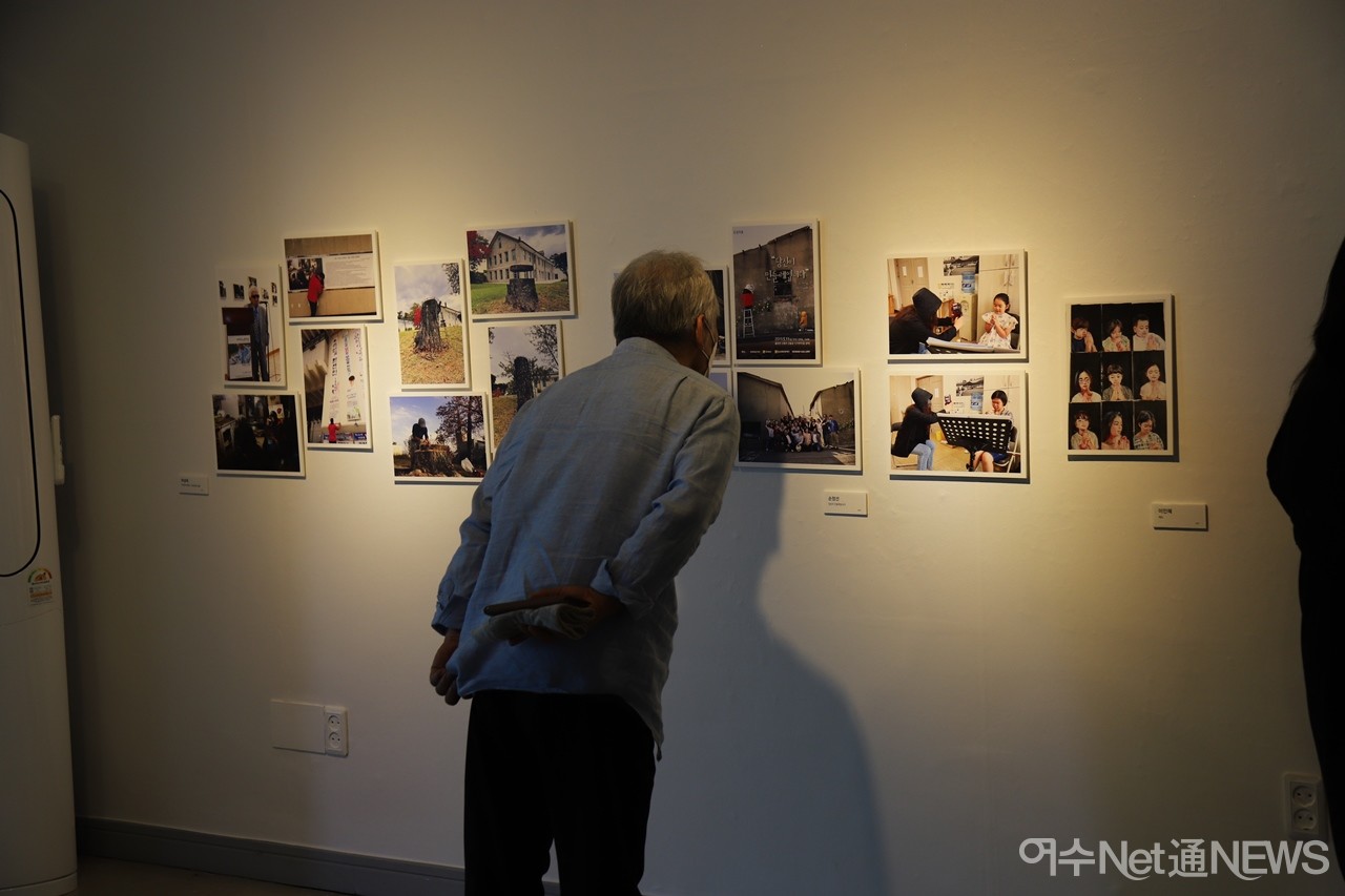 ▲ 에그갤러리 내부에서 관객들이 작품 감상하고 있다  ⓒ오병종