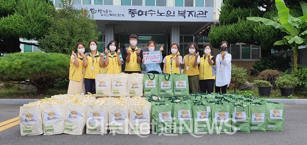 ▲동여수노인복지관 관계자들이 기념사진을 찍고 있다