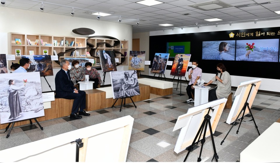 ▲박금만 화가가 작품이 전시된 시의회를 방문했다