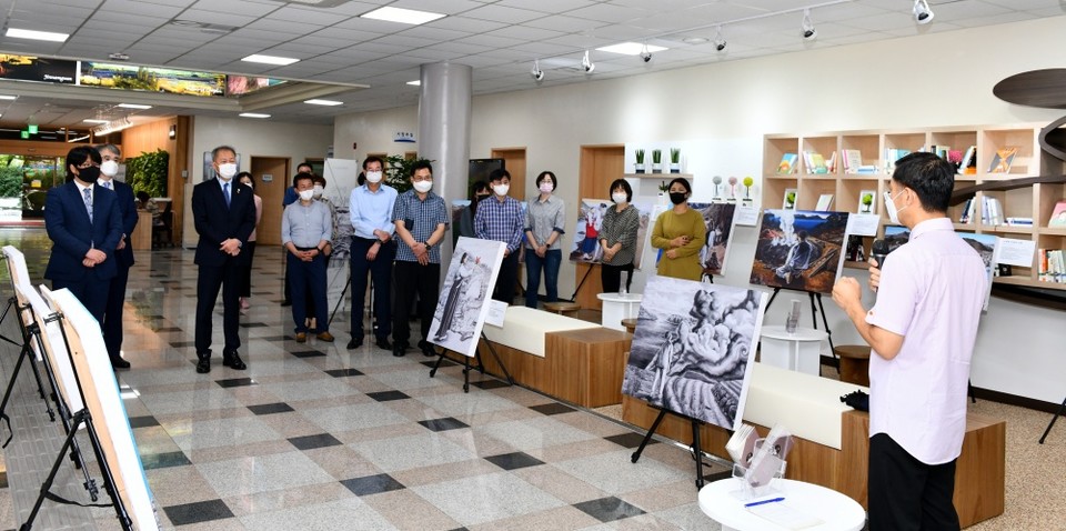 ▲박금만 화가가 시의원, 뉴젠리더십학교 관계자들에게 작품을 설명하고 있다