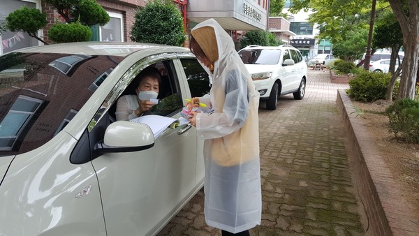 ▲선물명단을 확인중인 직원