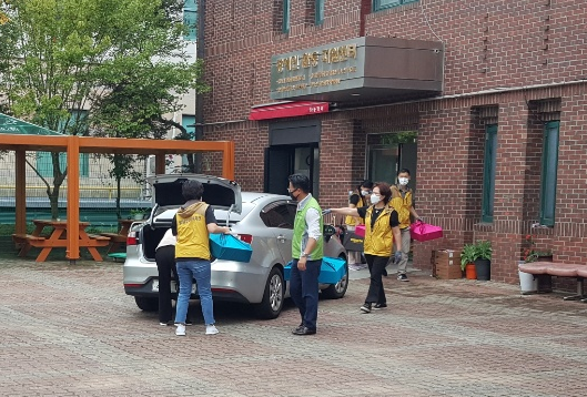 ▲명절선물을 차에 싣고 있는 관장과 직원들