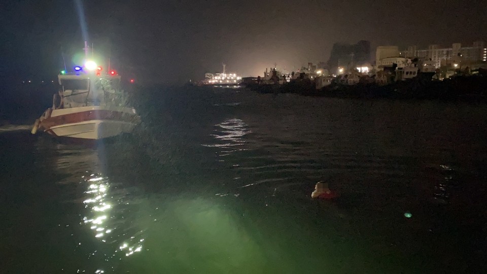 ▲해경에 물에 빠진 50대 여성을 구조하고 있다