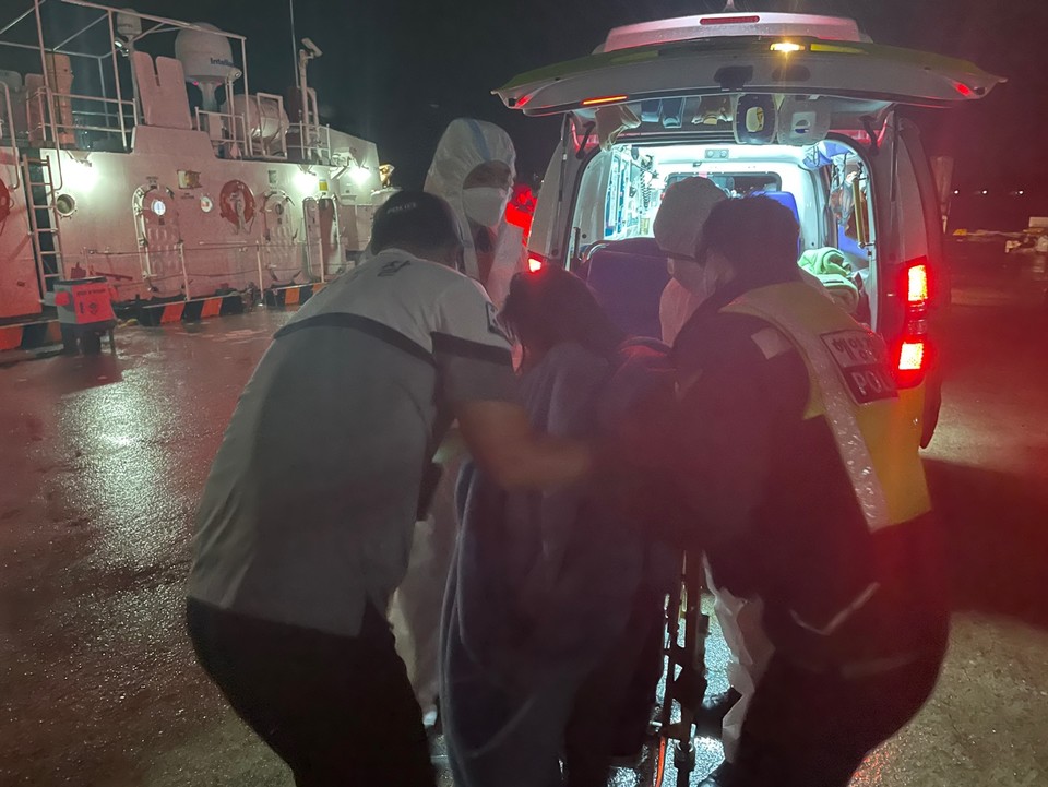 ▲해경에 물에 빠진 50대 여성을 구조하고 있다