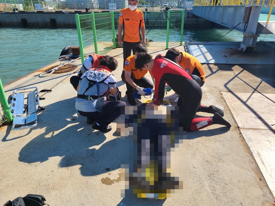 ▲구조정이 나로도 축정항으로 이송힌 낚시객을 해경이 심폐소생술 하고 있다