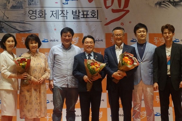 ▲ 지난해 6월 여수문화홀에서 열린 현대사의 비극 여순사건을 다룬 영화 ‘동백’의 제작발표회(왼쪽부터 신복숙·김보미 배우, 영화감독 해오름이앤티 신준영 대표, 권오봉 여수시장, 박근형·정선일·서준영 배우)