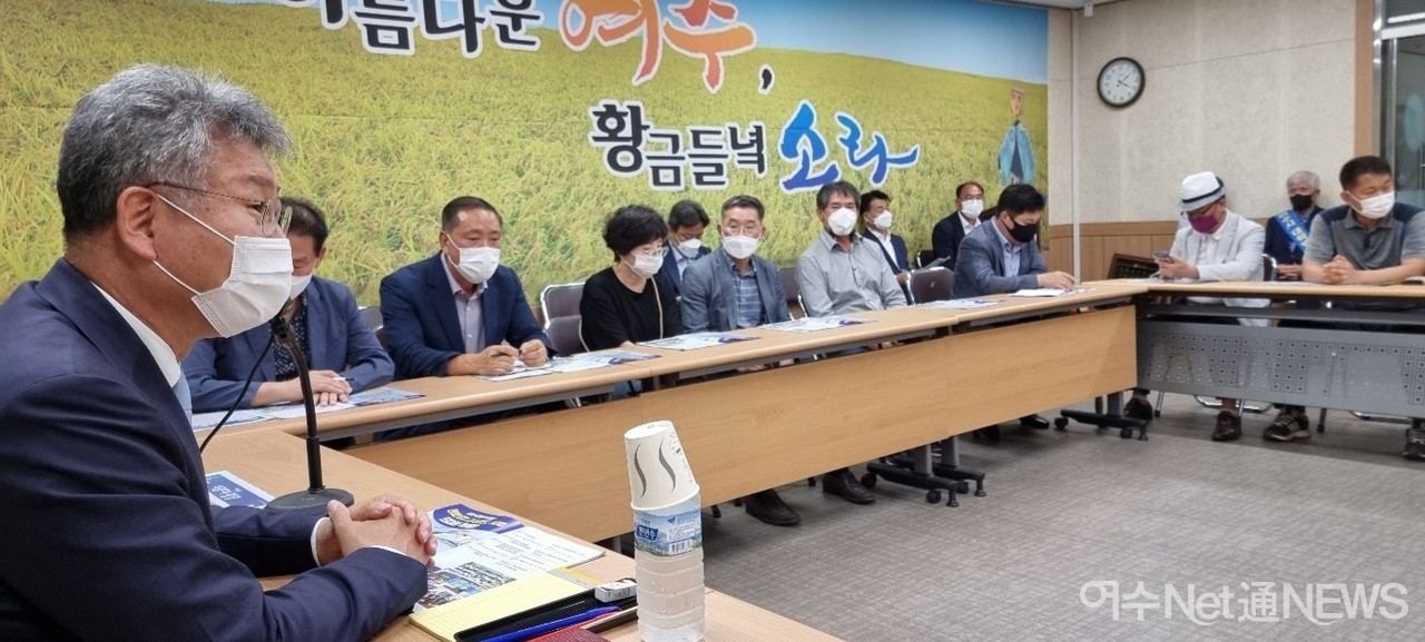 ▲ 김회재 의원이 22일 부터 4일간 유권자를 직접 찾아가는 의정보고회 개최 모습