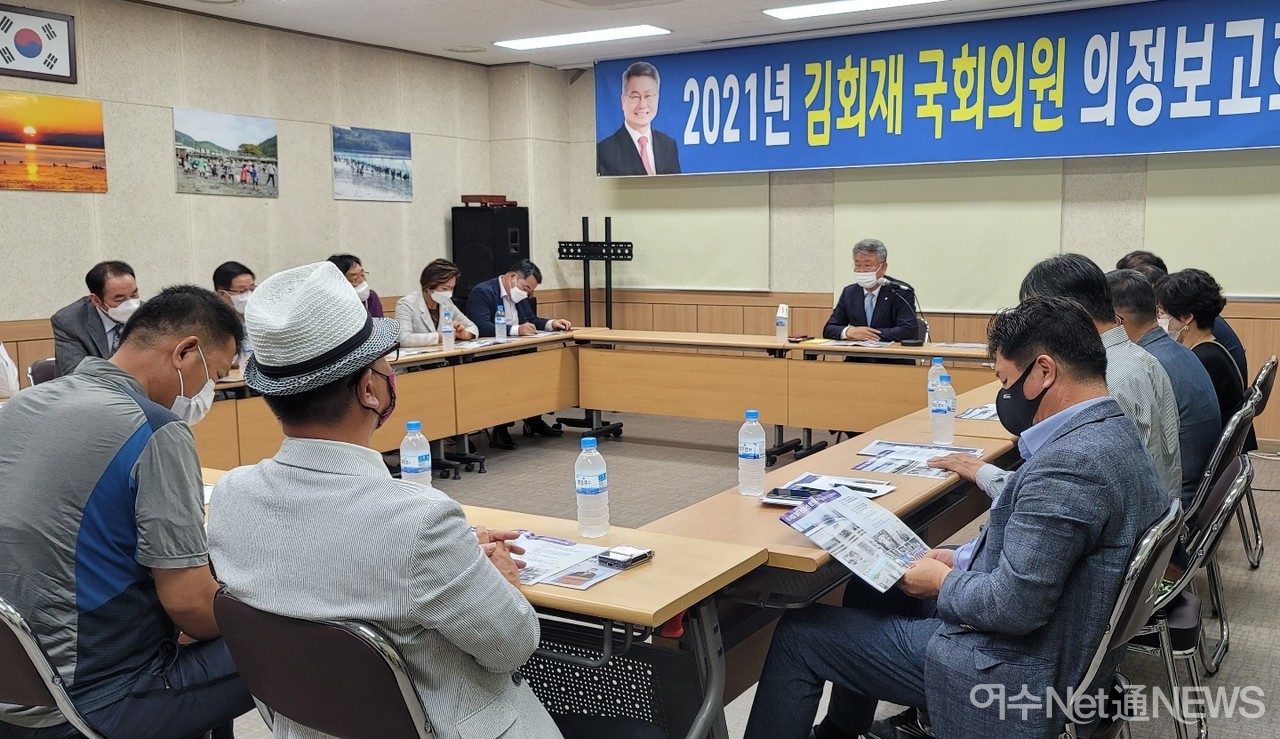 ▲ 김회재 의원이 22일 부터 4일간 유권자를 직접 찾아가는 의정보고회 개최 모습